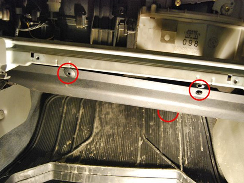 Снятие нижней панели под перчаточным ящиком Mitsubishi Galant